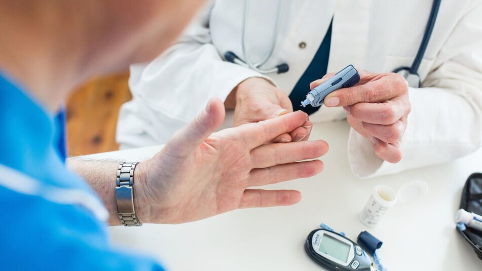 Le docteur prend le sang pour le sucre dans le diabète